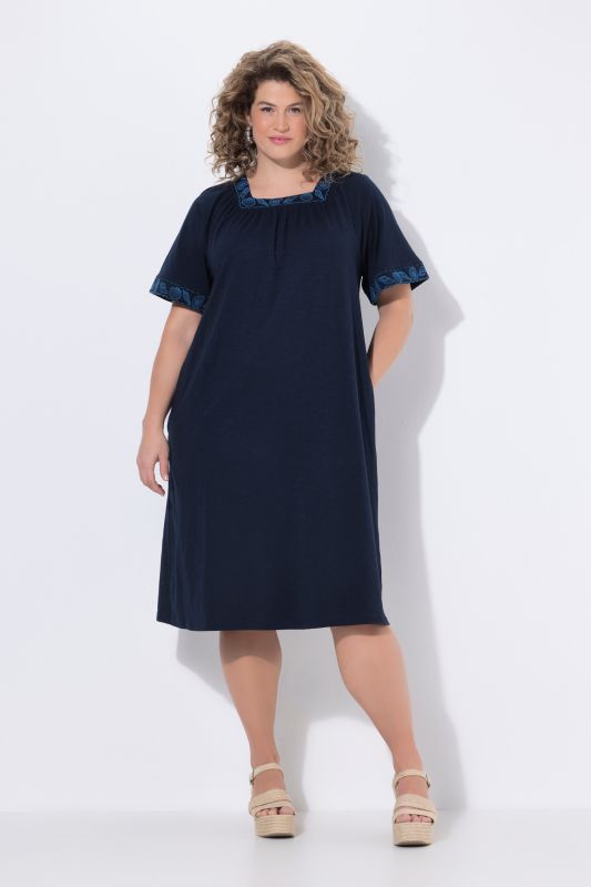 Robe longueur midi, broderies sur les manches et autour du décolleté carré, manches courtes papillon