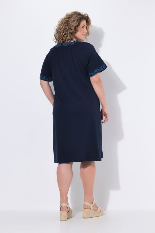 Robe longueur midi, broderies sur les manches et autour du décolleté carré, manches courtes papillon