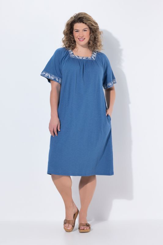 Robe longueur midi, broderies sur les manches et autour du décolleté carré, manches courtes papillon