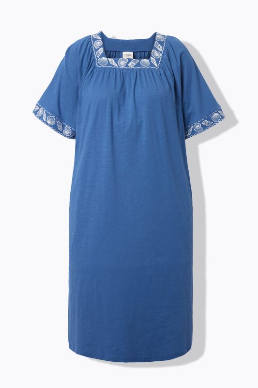 Robe longueur midi, broderies sur les manches et autour du décolleté carré, manches courtes papillon