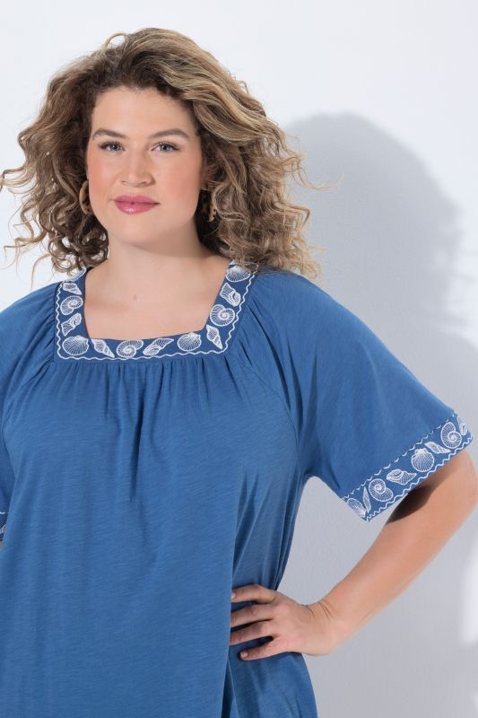 Robe longueur midi, broderies sur les manches et autour du décolleté carré, manches courtes papillon