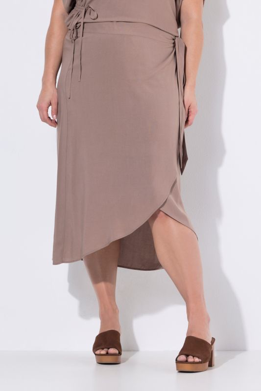 Jupe portefeuille, plus longue à l'arrière, taille élastique et coupe évasée