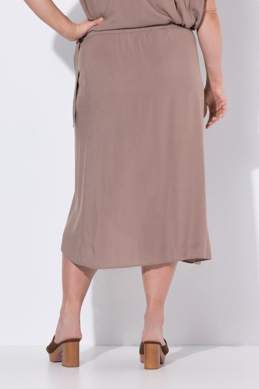 Jupe portefeuille, plus longue à l'arrière, taille élastique et coupe évasée