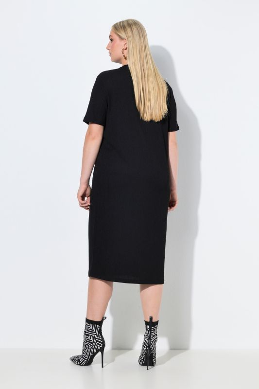 Robe midi oversize, matière texturée, décolleté rond et manches courtes