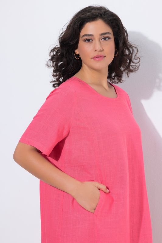 Robe en lin mélangé, avec poches, décolleté rond et manches courtes, coupe évasée