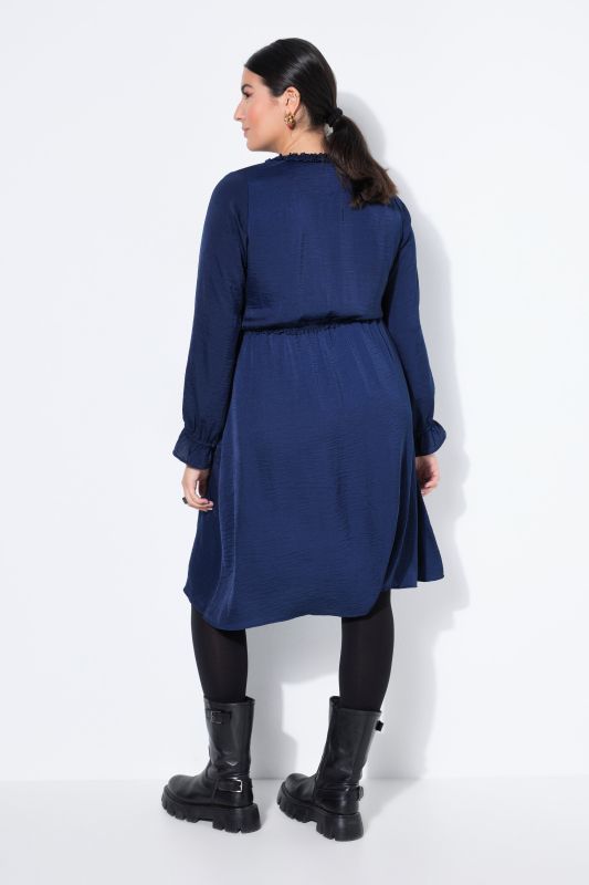 Robe midi coupe trapèze avec ruchés et manches longues