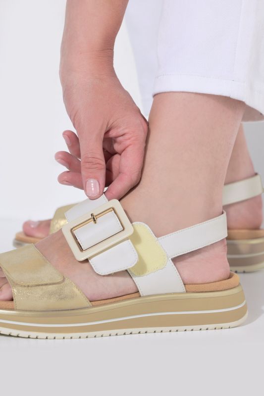 Sandales en cuir Remonte, semelle compensée et bride à scratch - largeur F 1/2