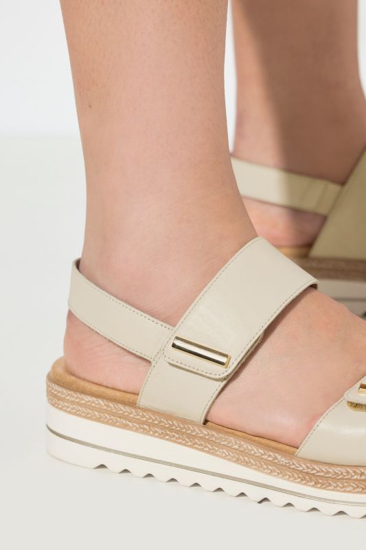 Sandales en cuir Remonte, semelle compensée et bride à scratch - largeur F 1/2