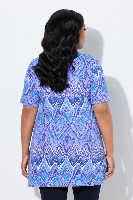 T-shirt long dans un imprimé graphique, décolleté en V et manches courtes