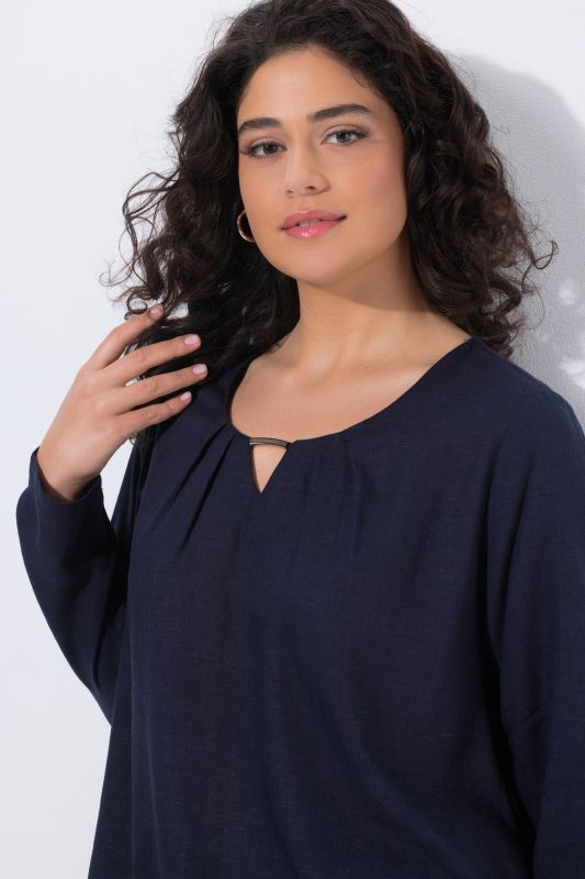 Blouse en lin mélangé, barrette fantaisie, décolleté rond et manches&nbsp;3/4