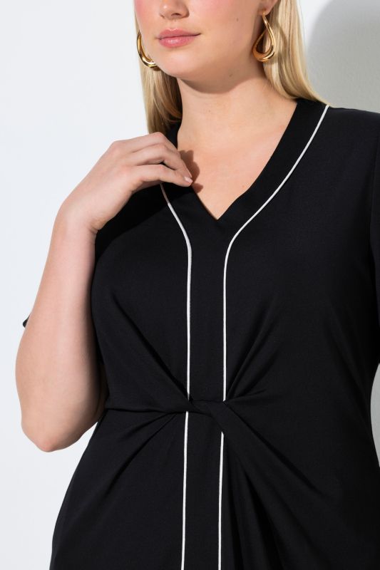 Robe midi avec passepoils, manches courtes cloche et décolleté en V, coupe évasée