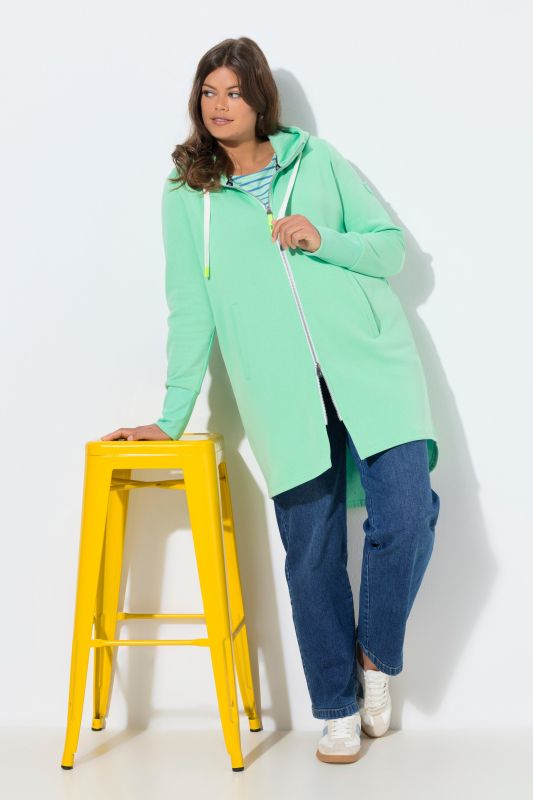 Veste à capuche en molleton. Coupe longue. Cordon de serrage dans la taille. Manches longues