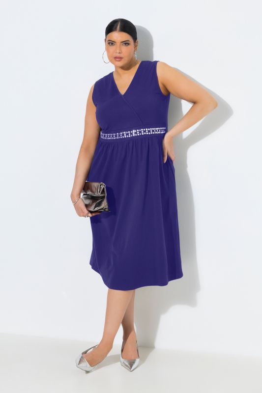 Robe midi sans manches, avec broderies, décolleté en V esprit cache-cœur