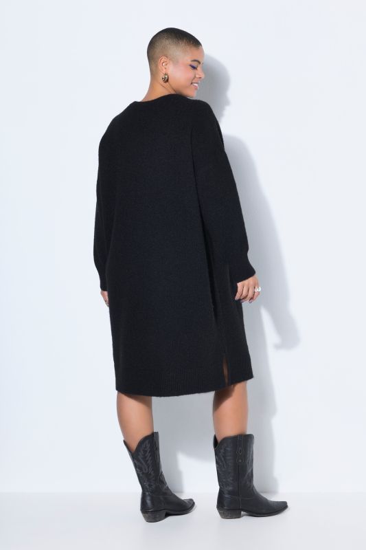 Robe en maille , coupe oversize, longueur midi. Avec col rond et manches longues