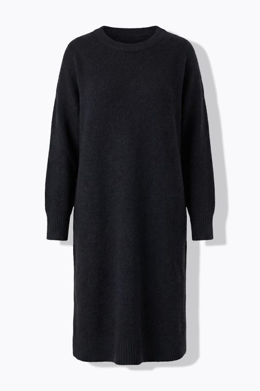 Robe en maille , coupe oversize, longueur midi. Avec col rond et manches longues