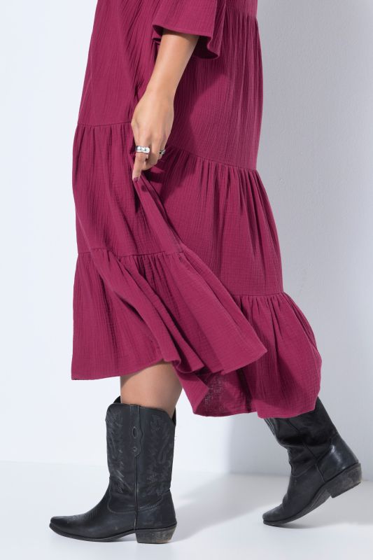 Robe maxi en mousseline, à col montant, manches 3/4 et volants. Coupe trapèze