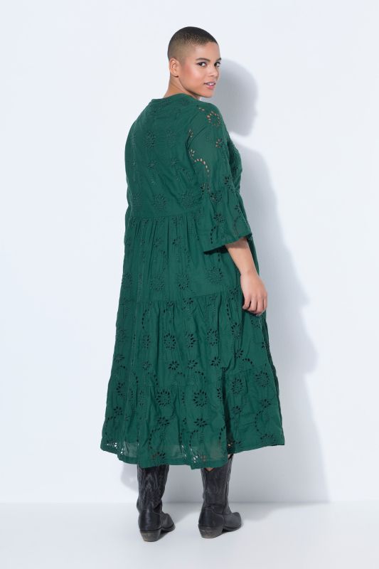Robe maxi à volants. Manches 3/4 et broderie ajourée