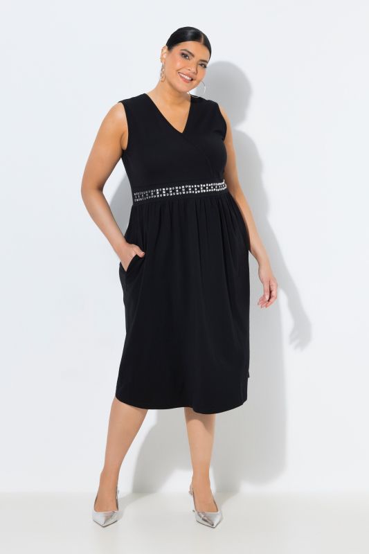 Robe midi sans manches, avec broderies, décolleté en V esprit cache-cœur