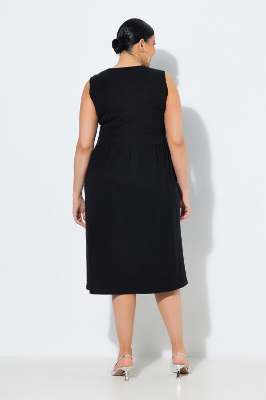 Robe midi sans manches, avec broderies, décolleté en V esprit cache-cœur