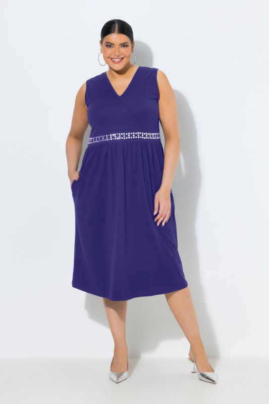 Robe midi sans manches, avec broderies, décolleté en V esprit cache-cœur