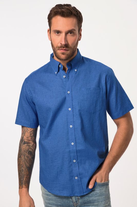 Chemise en lin mélangé. Manches courtes et col à pointes boutonnées. Coupe Modern Fit.