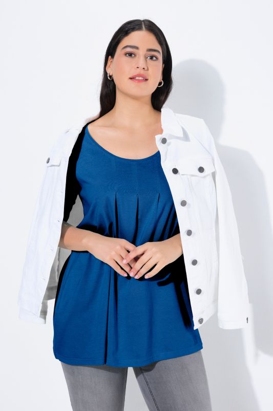 T-shirt en modal. Plis fantaisie, col rond et manches courtes. Coupe évasée