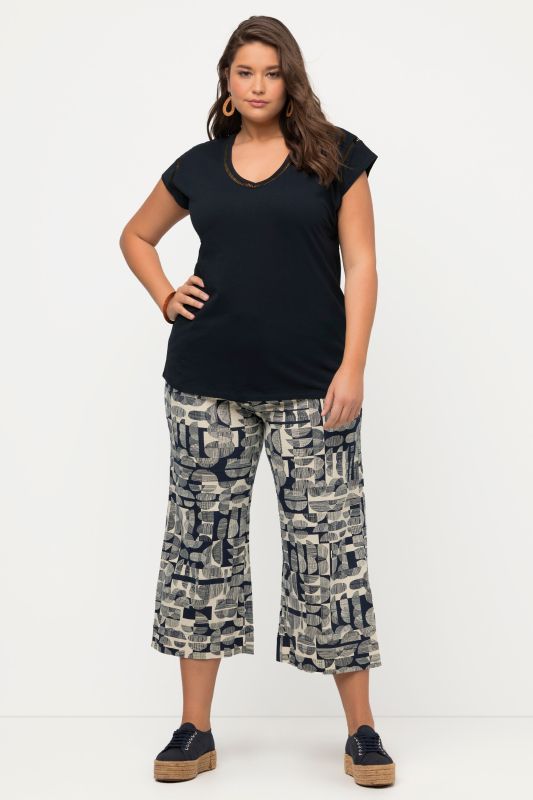 T-shirt oversized en coton bio. Décolleté en V, manches courtes.