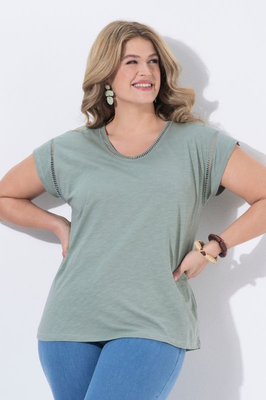 T-shirt oversized en coton bio. Décolleté en V, manches courtes.