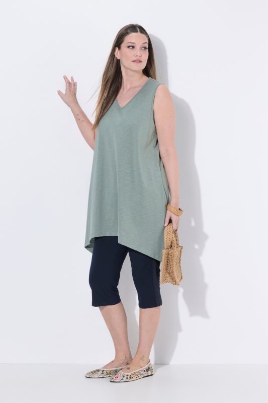 Débardeur long avec base en pointe des deux côtés. Décolleté en V. Coton bio. Coupe évasée