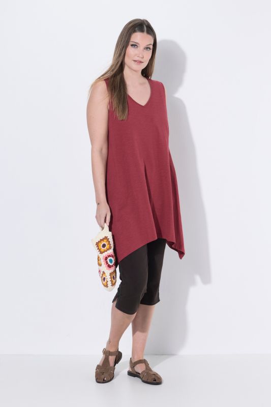 Débardeur long avec base en pointe des deux côtés. Décolleté en V. Coton bio. Coupe évasée