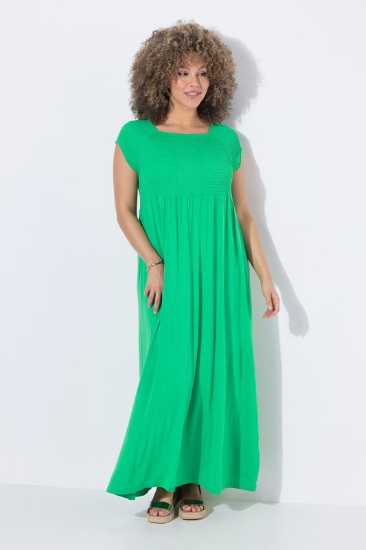 Robe smockée, coupe évasée. Encolure carrée, manches courtes