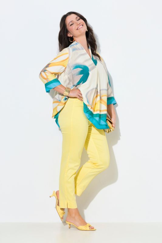 Pantalon, jambe slim. Taille élastique. Plis fantaisie. Petites fentes aux chevilles