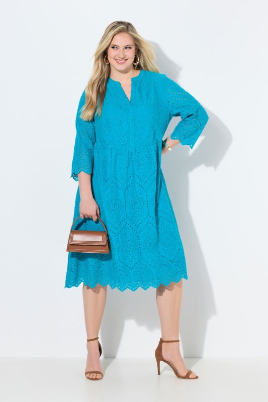 Robe midi en dentelle ajourée. Col tunisien, manches 3/4. Coupe évasée