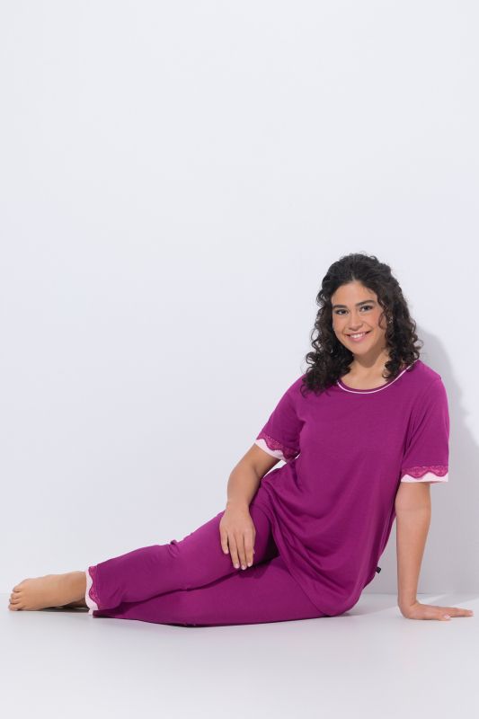 Pyjama deux pièces, T-shirt décolleté rond et manches courtes, liserés en dentelle