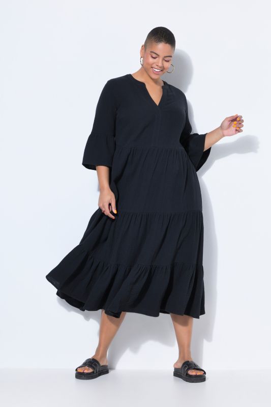 Robe maxi en mousseline, à col montant, manches 3/4 et volants. Coupe trapèze