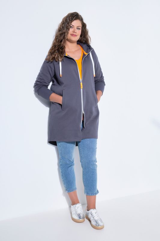 Veste à capuche en molleton. Coupe longue. Cordon de serrage dans la taille. Manches longues