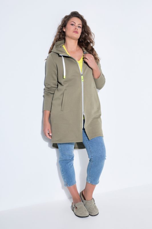 Veste à capuche en molleton. Coupe longue. Cordon de serrage dans la taille. Manches longues