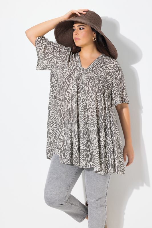 Blouse, motif animaux de la jungle. Décolleté carré et manches courtes. Coupe évasée