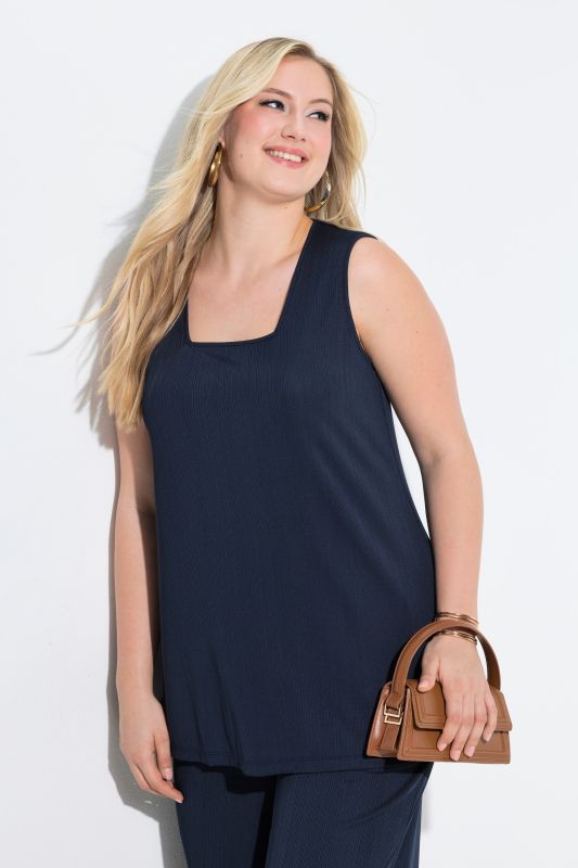 Débardeur côtelé. Décolleté carré. Bretelles larges. Coupe évasée