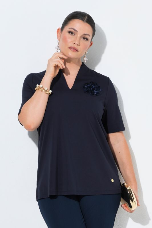 T-shirt à manches courtes, application, col calice avec encolure en V