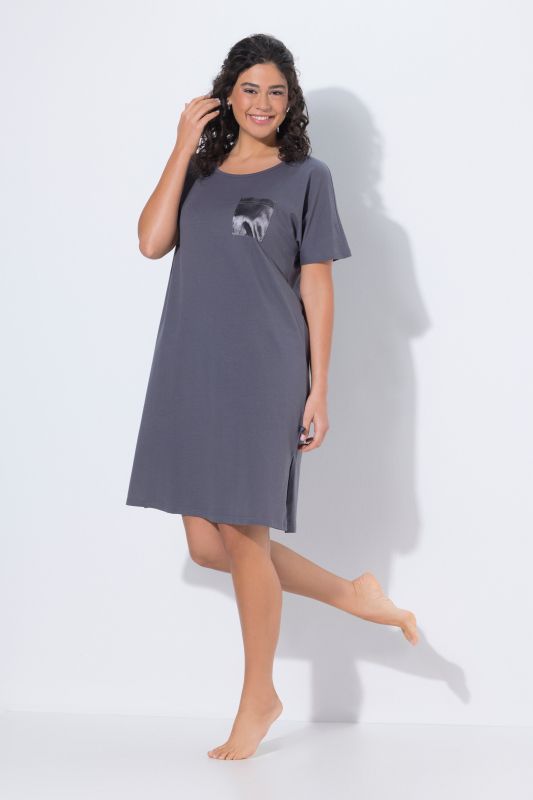 Chemise de nuit avec poche poitrine en satin, décolleté rond et manches courtes