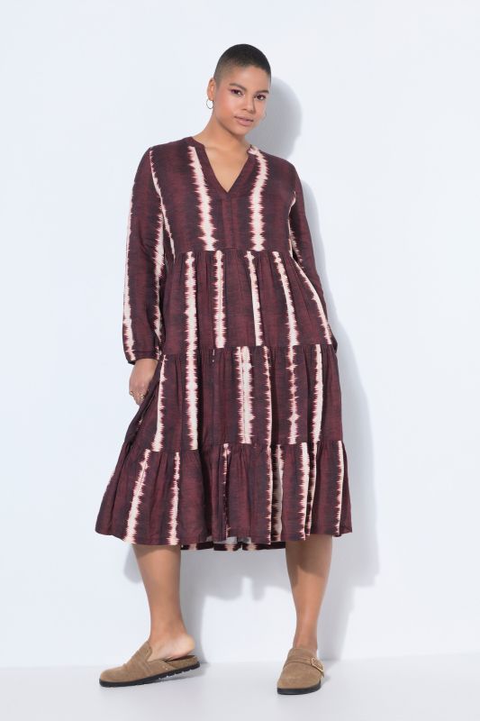 Robe maxi avec volants, décolleté en V et motif batik