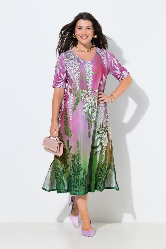 Robe en piqué au tombé fluide, décolleté en V et manches courtes, coupe évasée