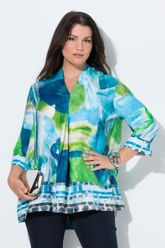 Blouse en satin, bordures contrastantes, col calice et manches 3/4, coupe évasée