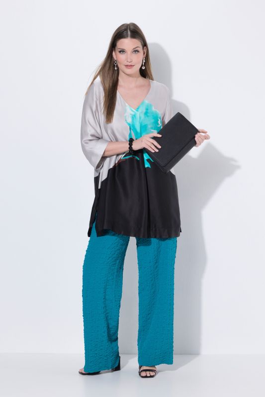 Blouse en satin motif floral, décolleté en V et manches 3/4, coupe évasée