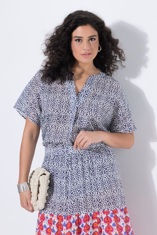 Chemisier imprimé, col très légèrement montant et manches longues, pli fantaisie