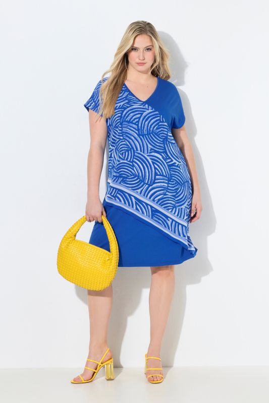 Robe en jersey oversize, avec voile en mousseline, décolleté en V et manches courtes