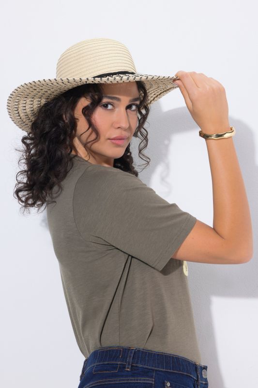 Chapeau en paille, ruban fantaisie et bord avec motif