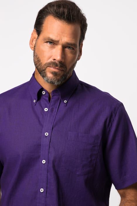 Chemise en lin mélangé. Manches courtes et col à pointes boutonnées. Coupe Modern Fit.