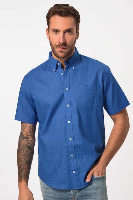Chemise en lin mélangé. Manches courtes et col à pointes boutonnées. Coupe Modern Fit.